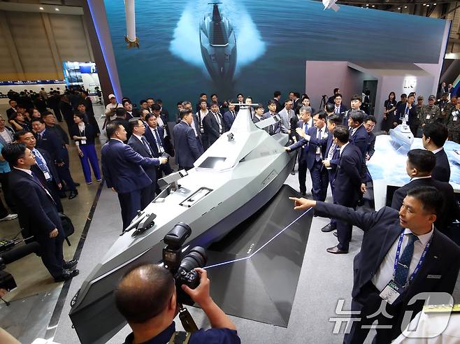 28일 부산 해운대구 벡스코 제1전시장에서 열린 '2025 국제해양방위산업전(MADEX)'에서 참가자들이 LIG넥스원 부스를 찾아 미래 무인수상정 콘셉트 모델 '해검-X'를 살펴보고 있다. 2025.5.28/뉴스1 ⓒ News1 윤일지 기자