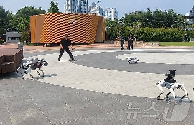 28일 오후 4시 대구 수성구 수성못에서 대구경찰청이 드론, 폴리봇, 기동순찰대가 함께하는 디지털 합동 순찰을 시연하고 있다. 2025.5.28/뉴스1 ⓒ News1 이성덕 기자