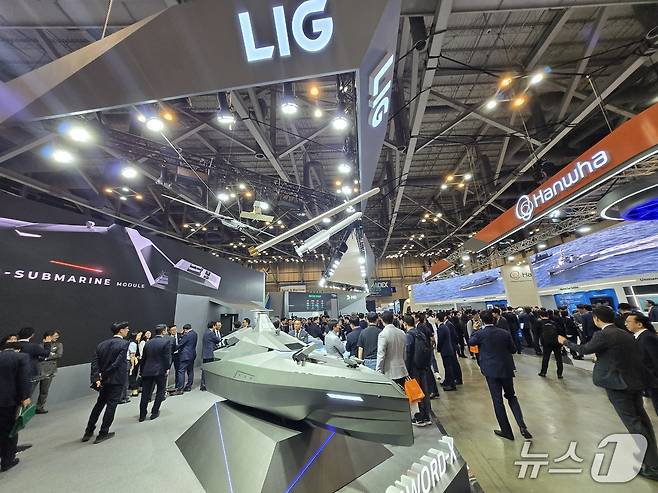 28일 부산 벡스코에서 개막한 제14회 국제해양방위산업전(MADEX) 'MADEX 2025'에 LIG넥스원의 전투용 무인수상정 콘셉트 모델 '해검-X'가 전시된 모습. 2025.05.28/뉴스1 김성식 기자