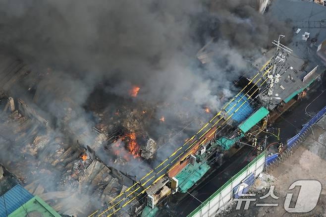 28일 오후 서울 을지로 세운상가 인근에서 화재가 발생해 소방대원들이 화재를 진압하고 있다. 이로 인해 을지로 4가에서 을지로 3가 시청 방향 차로가 전면 통제된 상태다. 2025.5.28/뉴스1 ⓒ News1 오대일 기자