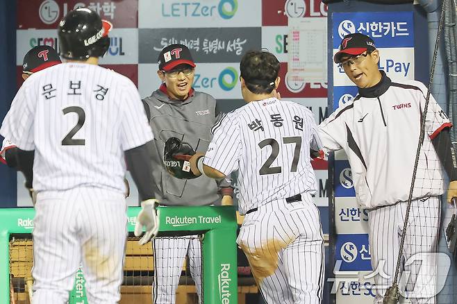 28일 오후 서울 송파구 잠실야구장에서 열린 프로야구 '2025 신한 SOL뱅크 KBO 리그' 한화 이글스와 LG 트윈스의 경기에서 7회말 2사 주자 2,3루 상황에서 염경엽 LG 감독이 박해민의 2타점 동점 적시타에 힘입어 홈을 밟은 박동원, 문보경과 기쁨을 나누고 있다. 2025.5.28/뉴스1 ⓒ News1 민경석 기자