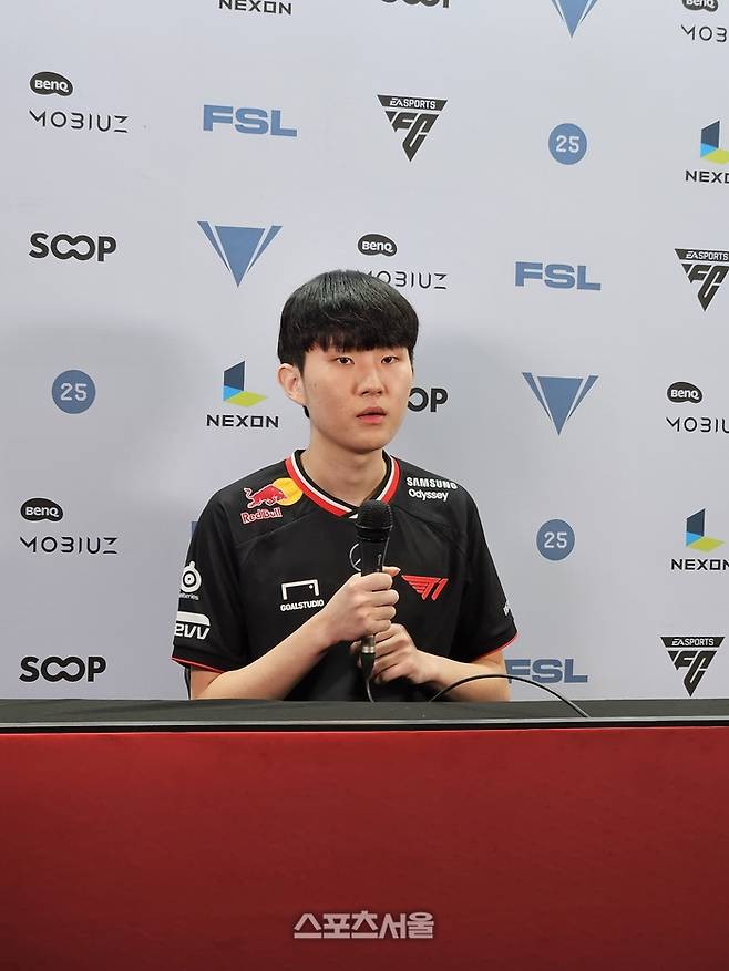 T1 최호석이 26일 서울 잠실DN콜로세움에서 열린 2025 FSL 스프링 16강전 승리 후 취재진과 만나 인터뷰에 응하고 있다. 잠실 | 강윤식 기자 skywalker@sportsseoul.com