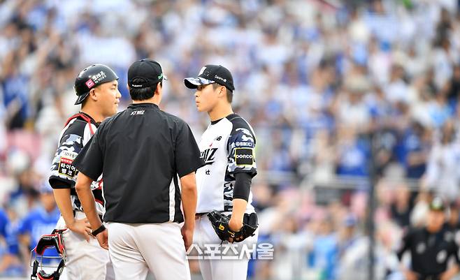 장성우, 박영현, 제춘모 투수코치가 마운드에서 이야기를 나누고 있다. 사진 | 스포츠서울 DB