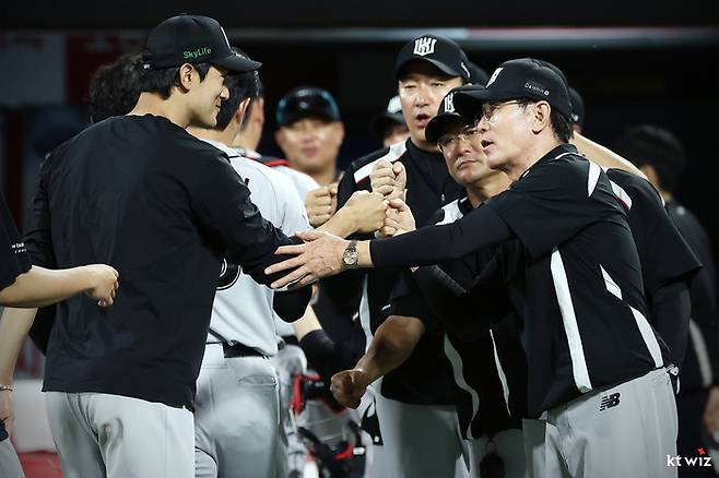 고영표(왼쪽)와 이강철 감독(오른쪽)이 하이파이브를 하고 있다. 사진 | KT 위즈