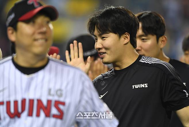 LG 선발투수 임찬규가 27일 잠실구장에서 열린 2025 KBO리그 한화와 경기에서 7이닝 1실점 호투로 시즌 8승을 거두며 다승 공동 선두로 올라선 뒤 동료들과 하이파이브를 하고 있다. 잠실 | 박진업 기자 upandup@sportsseoul.com