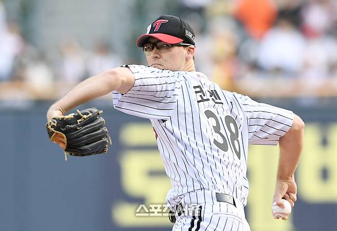 LG 코엔 윈이 28일 잠실구장에서 열린 2025 KBO리그 한화와 경기에 선발 등판해 힘차게 공을 던지고 있다. 잠실 | 박진업 기자 upandup@sportsseoul.com