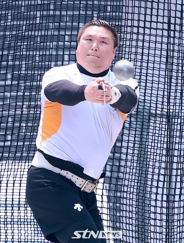28일 경북 구미시민운동장에서 열린 '2025 구미아시아육상선수권대회'가 열린 가운데 남자 해머던지기 결선에 출전한 이윤철이 힘차게 해머를 던지고 있다. 사진┃강명호 기자