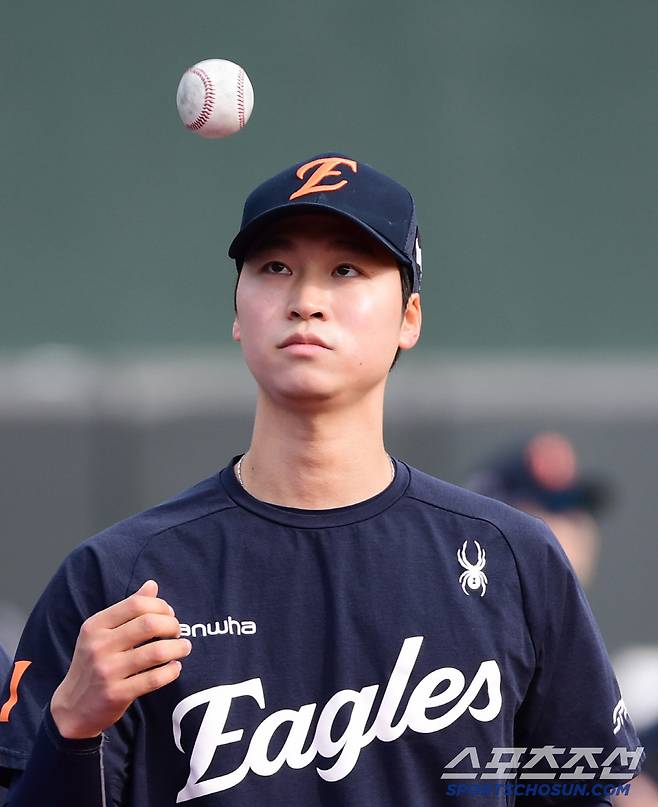 23일 부산 사직야구장에서 열리는 롯데와 한화의 경기. 동료들과 함께 몸을 풀고 있는 한화 엄상백. 부산=송정헌 기자songs@sportschosun.com/2025.04.23/