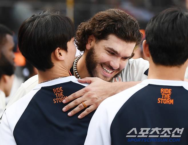 20일 대전 한화생명볼파크에서 열린 NC-한화전. 7이닝 무실점으로 호투한 폰세가 엄상백과 포옹하고 있다. 대전=정재근 기자 cjg@sportschosun.com/2025..4.20/