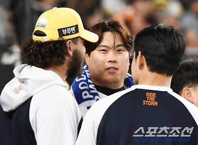 13일 대전 한화생명볼파크에서 열린 두산-한화전. 6이닝 1실점으로 호투한 류현진의 폰세 문동주 엄상백의 축하를 받고 있다. 대전=정재근 기자 cjg@sportschosun.com/2025..5.13/