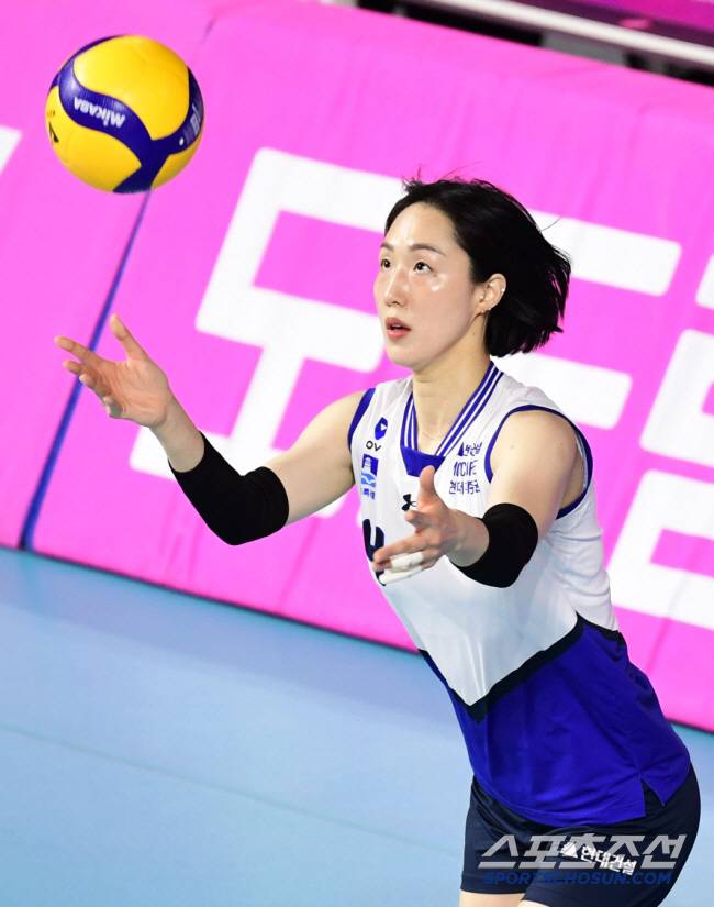 6일 인천 삼산월드체육관에서 열린 배구 V리그 여자부 흥국생명과 현대건설의 경기. 서브를 넣고 있는 현대건설 황연주. 인천=송정헌 기자songs@sportschosun.com/2025.03.06/