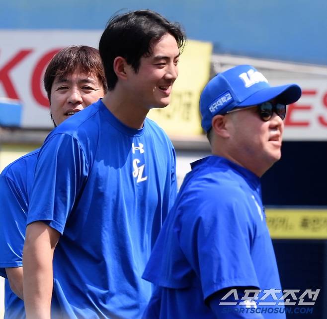 구자욱은 "국민 유격수이셨잖아요. 볼이 하나도 없어요"라며 감탄했다.