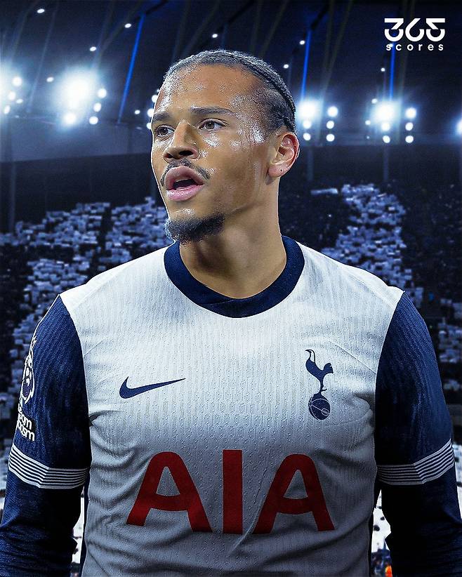 [스포츠조선 강우진 기자]바이에른 뮌헨의 윙어 르로이 사네가 토트넘으로 이적할 수도 있다는 소식이다.

영국 미러는 28일(한국시각) '토트넘은 이번 여름 이적시장에서 챔피언스리그 진출을 활용해 아스널의 주요 타깃 선수 영입에서 라이벌을 앞지를 수 있는 기회를 노리고 있다'라고 보도했다. 사진=SNS