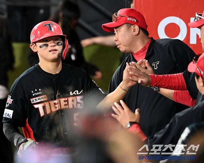 22일 수원KT위즈파크에서 열린 KIA와 KT의 경기, 9회초 2사 1,3루 KIA 오선우의 적시타에 득점한 김도영이 이범호 감독과 기쁨을 나누고 있다. 수원=허상욱 기자wook@sportschosun.com/2025.05.22/