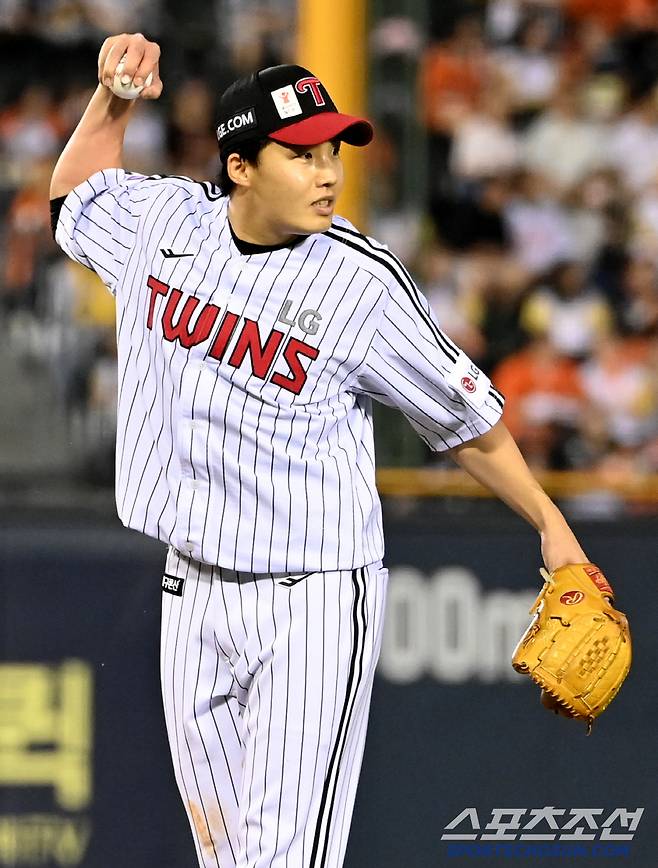 '빨리 던져야지~' 오스틴을 향한 임찬규의 익살. 잠실=허상욱 기자