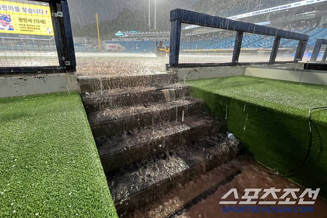 28일 대구 라이온즈파크에서 열린 롯데-삼성전이 1회초 우천으로 중단됐다. 더그아웃으로 빗물이 들이치고 있다. 대구=정재근 기자 cjg@sportschosun.com/2025.5.28/