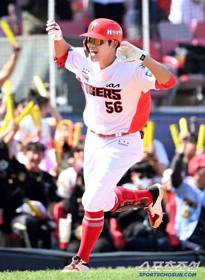 18일 광주KIA챔피언스필드에서 열린 두산과 KIA의 경기, 4회초 무사 1루 KIA 오선우가 역전 2점홈런을 치고  기쁨을 나누고 있다. 광주=허상욱 기자wook@sportschosun.com/2025.05.18/