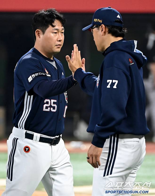 28일 수원KT위즈파크에서 열린 두산과 KT의 경기, 두산이 12대3으로 승리했다. 승리의 기쁨을 나누는 양의지와 이승엽 감독의 모습. 수원=허상욱 기자wook@sportschosun.com/2025.05.28/