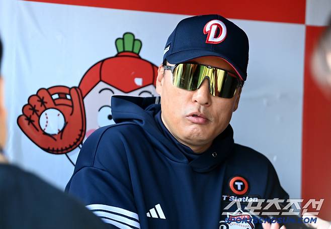 28일 수원KT위즈파크에서 열린 두산과 KT의 경기, 두산 이승엽 감독이 취재진과 이야기를 나누고 있다. 수원=허상욱 기자wook@sportschosun.com/2025.05.28/