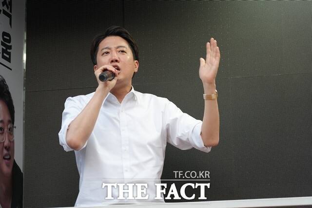 더불어민주당이 21대 대선 3차 TV토론회 생방송 중 여성 성기와 젓가락을 언급해 논란을 일으킨 이준석 개혁신당 후보에게 "제정신인가"라며 사퇴를 요구했다. /개혁신당 제공