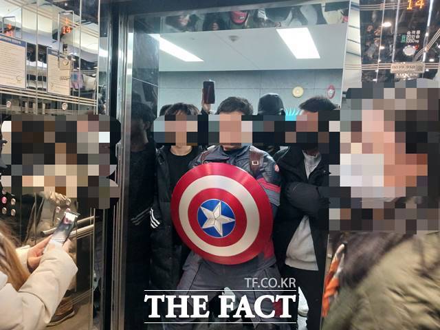 마블 캐릭터 '캡틴 아메리카' 복장을 한 윤석열 대통령 지지자가 경찰서 현관문을 파손해 경찰에 붙잡혔다. 사진은 2월 10일 안모(41)씨가 서울 중구 국가인권위원회 건물 14층 엘리베이터 앞을 막고 선 모습. 2025.02.10/뉴시스