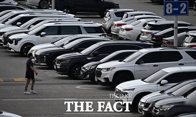 글로벌 자동차 업계에 한파가 불고 있다. 28일 CNBC 등 외신에 따르면 스웨덴 볼보자동차는 전체 인력의 약 7%인 3000명을 감원한다고 발표했다. 볼보 측은 성명을 내고 "이번 실행 계획은 자동차 산업이 외부 환경에 상당한 도전을 받는 상황에서 더욱 강력하고 탄력적인 볼보 자동차를 만드는 것을 목표로 한다"고 밝혔다. /박헌우 기자