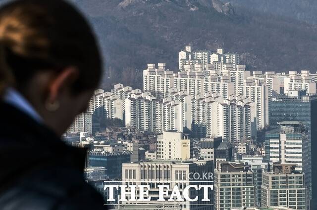 전문가들은 서울시가 재건축 조합에 공공기여를 과도하게 간섭하고 있다고 지적했다. /뉴시스