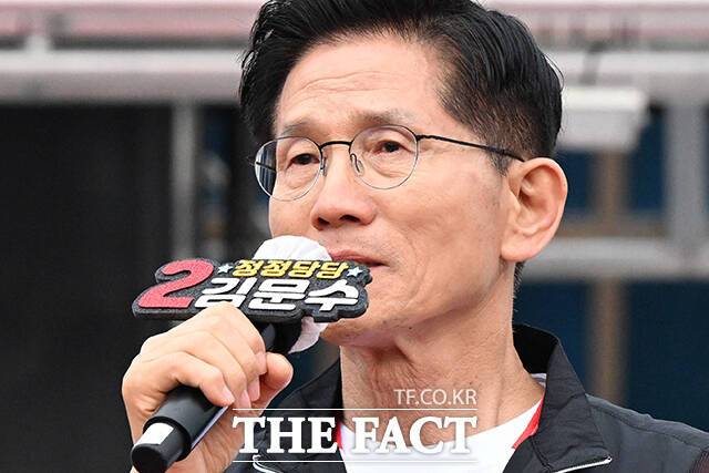 김문수 국민의힘 대통령선거 후보가 28일 고향인 경북 영천역을 방문해 별세한 어머니 이야기를 하며 눈시울을 붉히고 있다. /영천=남윤호 기자