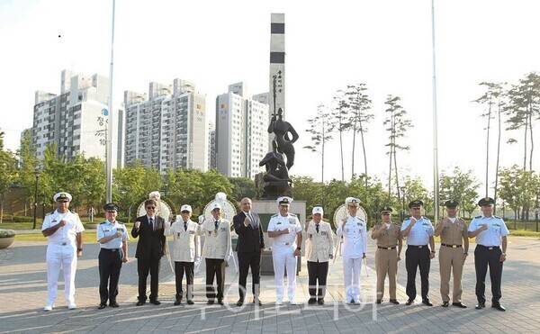 인천 서구가 지난 26일 인천 서구 경명공원 내 콜롬비아군 참전 기념비에서 한국을 찾은 콜롬비아 해군 후안 리카르도 로소 오브레곤 사령관을 영접하고 함께 인천을 찾은 알레한드로 펠라에스 로드리게스 대사 등 주한 콜롬비아대사관과 함께 콜롬비아군 참전 기념 추모행사를 열고 있다.
