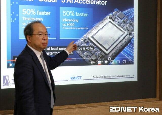 가우디3에 대해 설명하는 KAIST 김정호 전기및전자공학부 교수. 김 교수는 다음 달 차세대 HBM 로드맵 기술 발표회를 개최한다.