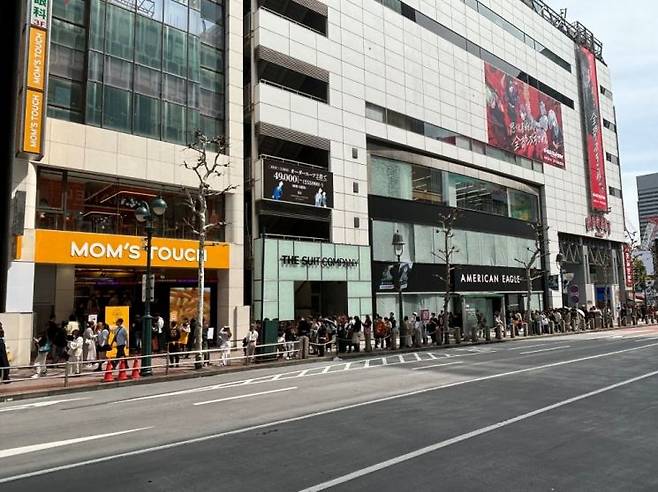 지난해 4월 시부야 맘스터치 개점일에 고객들이 길게 줄을 서고 있다. 맘스터치