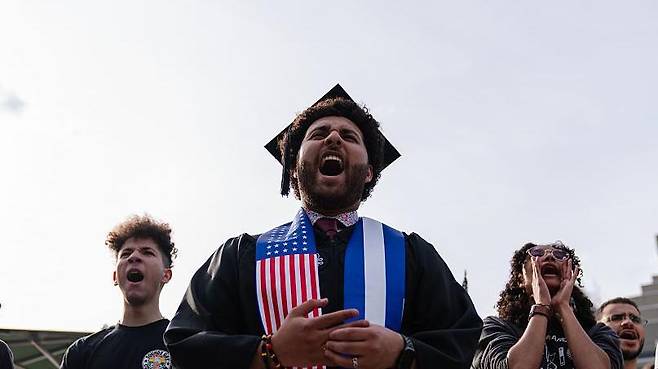 지난 27일 하버드 대학교 학생들은 유학생 지지 시위를 벌였다