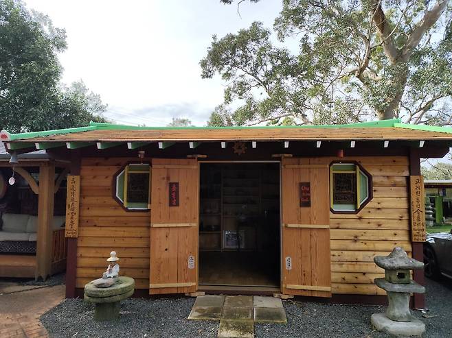 호주 시드니 정법사 민속품 전시실. 스님은 고향을 그리워하는 교민 노인들과 한국 문화를 알고 싶어하는 현지인들을 위해 컨테이너 1대 분량의 민속품을 가져가 전시실을 만들었다. /맑은소리맑은나라