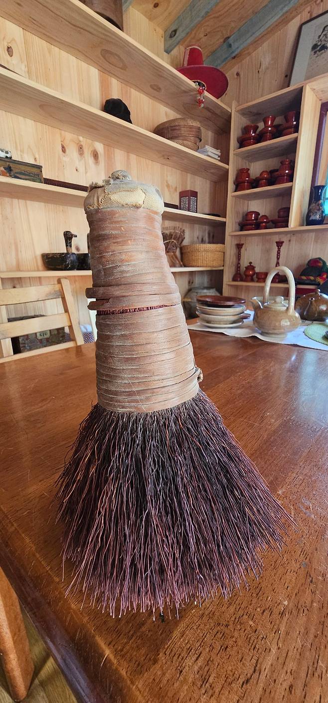 시드니 정법사 민속품 전시실에 전시된 '풀솔'. 스님은 풀솔을 보면서 눈이 쌓이면 방안에서 스님들도 바느질 하던 시절을 떠올린다. /맑은소리맑은나라