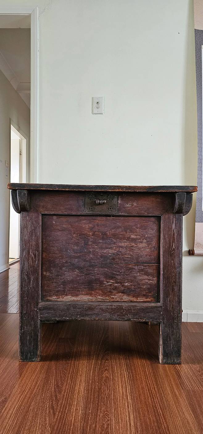 시드니 정법사 민속품 전시실 '절 뒤주'. 쌀을 보관하던 뒤주를 보면서 기후 스님은 '쌀 한 톨에 땀 일곱 근이 담겼다'는 의미를 되새긴다. /맑은소리맑은나라