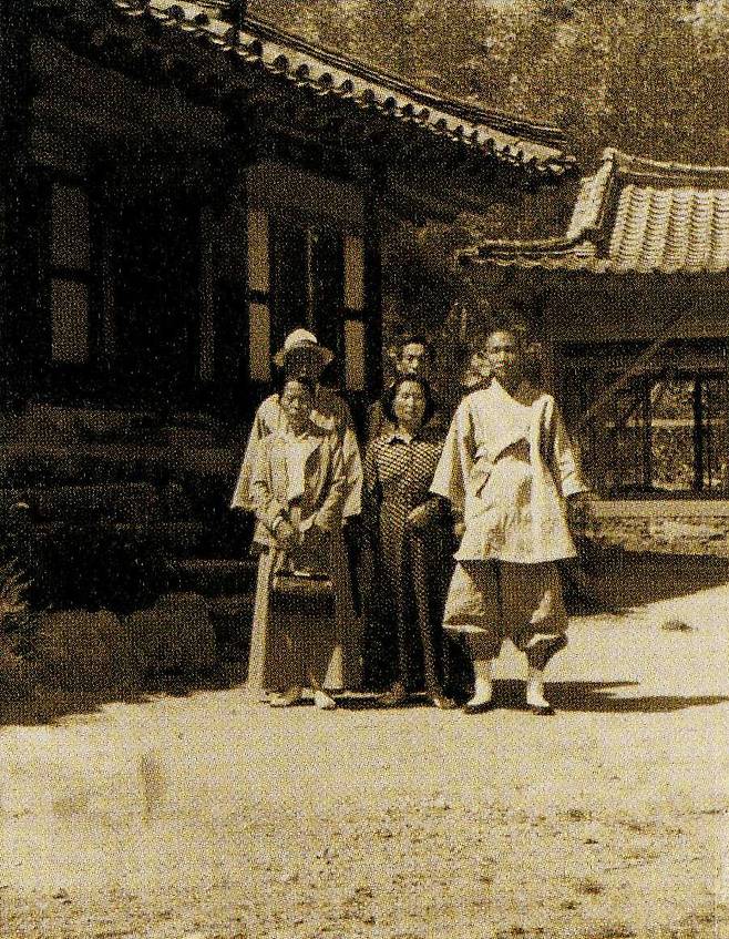 기후 스님이 1981년 통도사 서운암에 살던 시절 촬영한 가족 사진. 그는 "출가 후 '어머니'라고 부른 횟수가 채 열 손가락을 못 넘긴다"고 했다. /맑은소리맑은나라