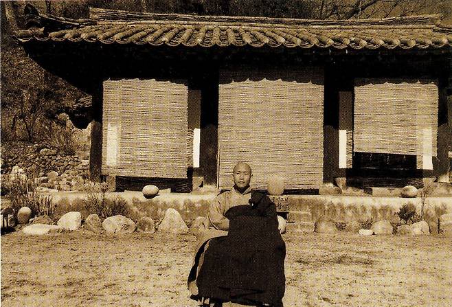 기후 스님이 6년 간 묵언 수행한 경주 기림사 북암 앞에서 촬영했다. 스님은 "이곳에서 세 사람이 6년 동안 묵언을 하면서 지냈다. 84년도에 시작해서 89년에 그곳에서 나왔다"고 했다. /맑은소리맑은나라