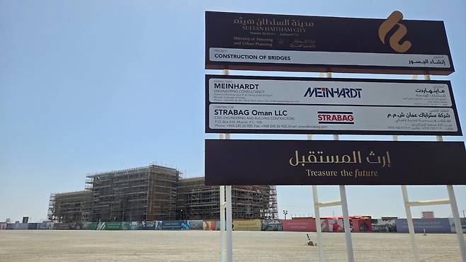 지난 21일 오만의 수도 무스카트 외곽에 위치한 '술탄 하이탐 시티' 공사 현장. 2021년부터 추진 중인 국가 중장기 전략 '비전 2040'의 일환으로 이곳 사막 한복판에 미래형 신도시를 구축하고 있다. 미국·스위스·싱가포르 등 글로벌 건축 기업들이 투자 협약을 체결하고 사업에 착수했다. /서보범 기자