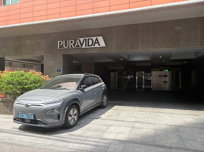 서울 관악구의 한 오피스텔. 전기차의 주차타워 이용을 금지해 전기차가 지상에 주차돼있다. /한영원 기자