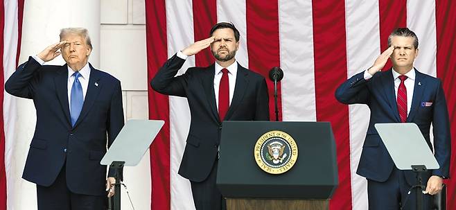 26일 전몰장병들을 추모하는 ‘메모리얼 데이’를 맞아 미국 버지니아주 알링턴 국립묘지에서 도널드 트럼프(왼쪽부터) 미 대통령과 J D 밴스 부통령, 피트 헤그세스 국방 장관이 거수경례를 하는 모습. 참전 용사 출신인 밴스와 헤그세스는 손등이 보인 반면, 트럼프는 손날이 보였다. /AP 연합뉴스