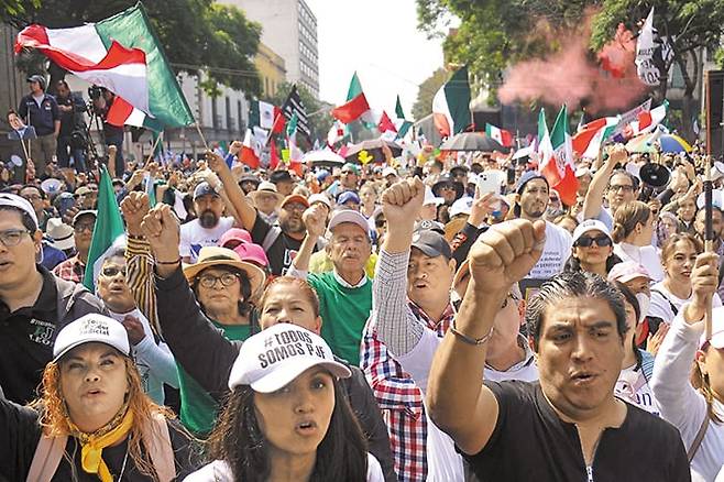 “법관 직선제 철회하라” - 지난해 11월 5일 멕시코의 수도 멕시코시티 대법원 앞에서 법원 직원들과 시민들이 모든 법관을 직선제로 선출하도록 한 정부의 사법 개혁 법안에 반대하면서, 이에 대한 위헌 판단을 내려 달라고 요구하는 시위를 벌이고 있다. /AFP 연합뉴스
