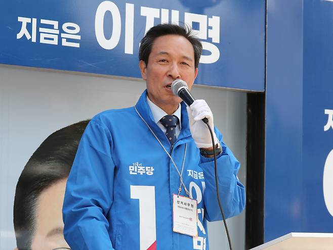 더불어민주당 우상호 공동선거대책위원장이 27일 강원 춘천에서 이재명 대선후보에 대한 지지를 호소하고 있다./남강호 기자