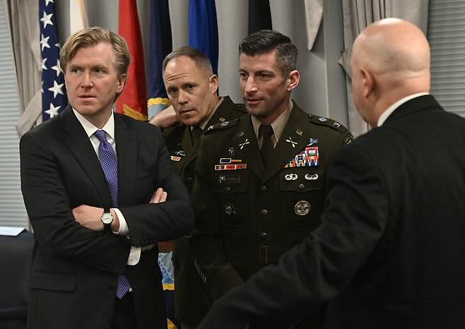 엘브리지 콜비 미국 국방부 정책차관(왼쪽)이 지난 5일  워싱턴DC 국방부에서 헤그세스 국방장관과 페루 국방장관과의 회담을 기다리고 있다./AFP 연합뉴스