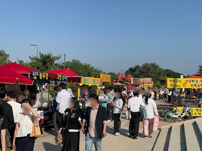 25일 서울 영등포구 여의도한강공원에서 시민들이 노점상을 이용하고 있다. /이호준 기자