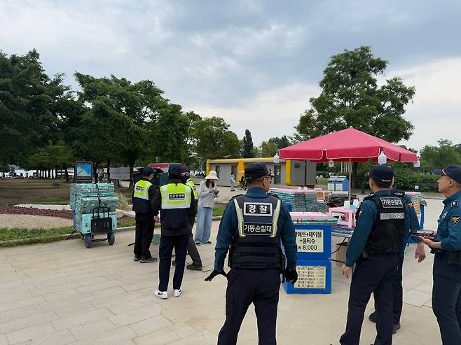 23일 서울 영등포구 여의도한강공원에서 한강보안관과 서울경찰청 기동순찰대가 단속에 나서고 있다. /이호준 기자