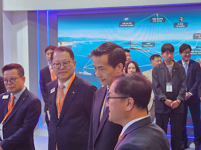 28일 부산 벡스코(BEXSCO)에서 열린 국제해양방산전시회(MADEX)에 김동관(앞줄 오른쪽 두번째) 한화그룹 부회장이 참석해 한화그룹 방산 3사의 통합 전시관을 찾았다. 김 부회장이 한화의 미래형 구축함에 관한 설명을 듣고 있다. /김지환 기자