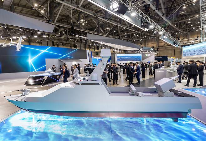 한화시스템은 전투체계 및 유·무인복합체계(MUM-T) 통합 운용 기술을 선보였다. 한화에어로스페이스는 바다 위에서 안정적으로 미사일 발사를 실현하는 발사대 기술을 공개했다./한화시스템 제공