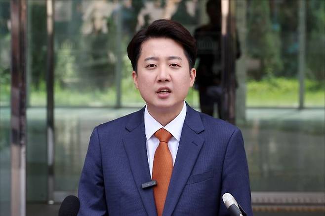 이준석 개혁신당 대선 후보가 27일 오후 국회 소통관 앞에서 김문수 국민의힘 대선 후보의 사퇴를 촉구하며 기자회견을 열고 있다. ⓒ데일리안 홍금표 기자