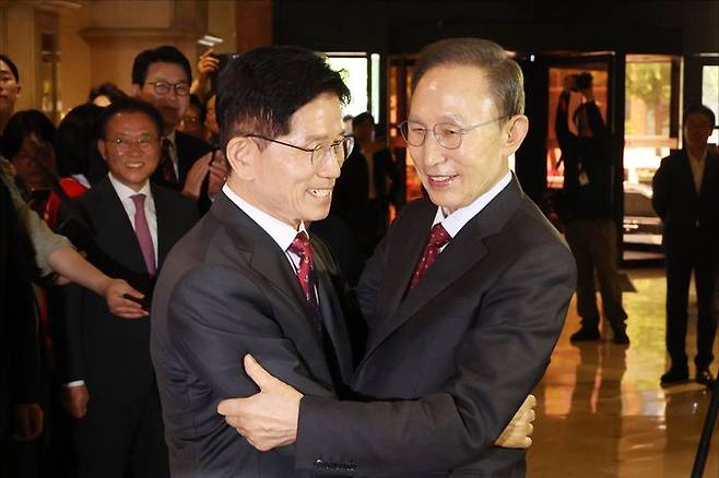 김문수 국민의힘 대선 후보와 이명박 전 대통령이 27일 서울 여의도 켄싱턴호텔에서 오찬 회동 전 취재진 앞에서 포옹을 하고 있다. ⓒ데일리안 홍금표 기자