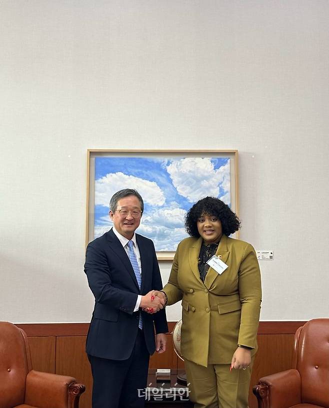 정병원 외교부 차관보는 지난 27일 셰일라 치코모 짐바브웨 외교부 부장관과 면담했다고 외교부가 28일 밝혔다. ⓒ외교부